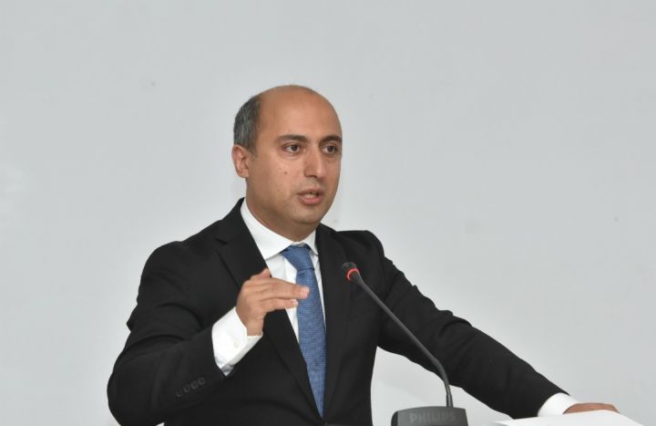 "Hazırda öz fənnini bilməyən müəllimlər 60 min uşağa dərs deyir"