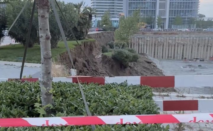 Bakı Ağ Şəhərdə torpaq sürüşməsi