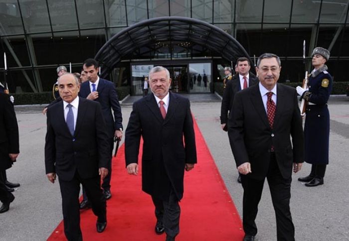 Günorta gəldi, İlham Əliyevlə təkbətək görüşdü və axşam da getdi