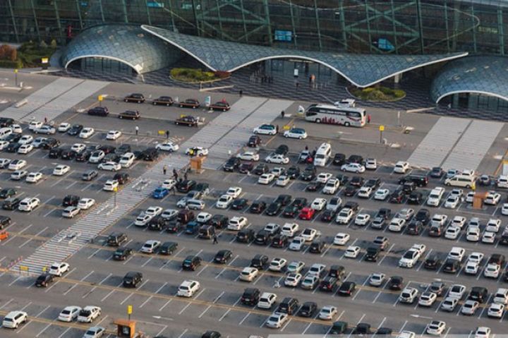 Hava limanında avtodayanacaq haqqını avtomatik ödəmək imkanı